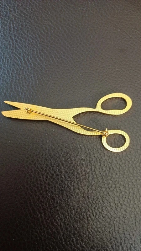 Broche ciseaux dourée neuve avec un strass – photo 2